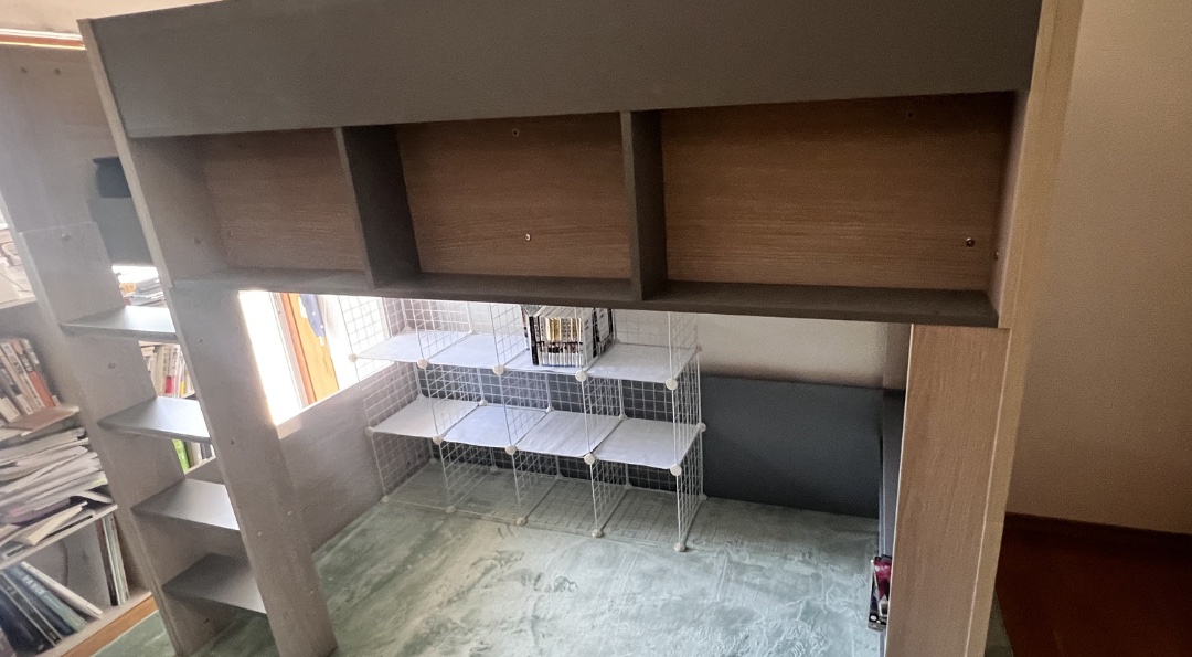 組み立て後。棚と机のあるロフトベッドが立っている