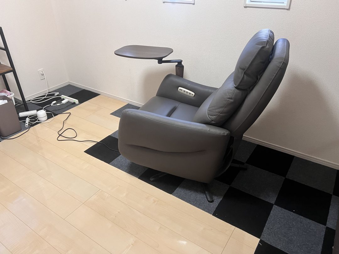 同じ部屋に電動ソファーを置いたところ