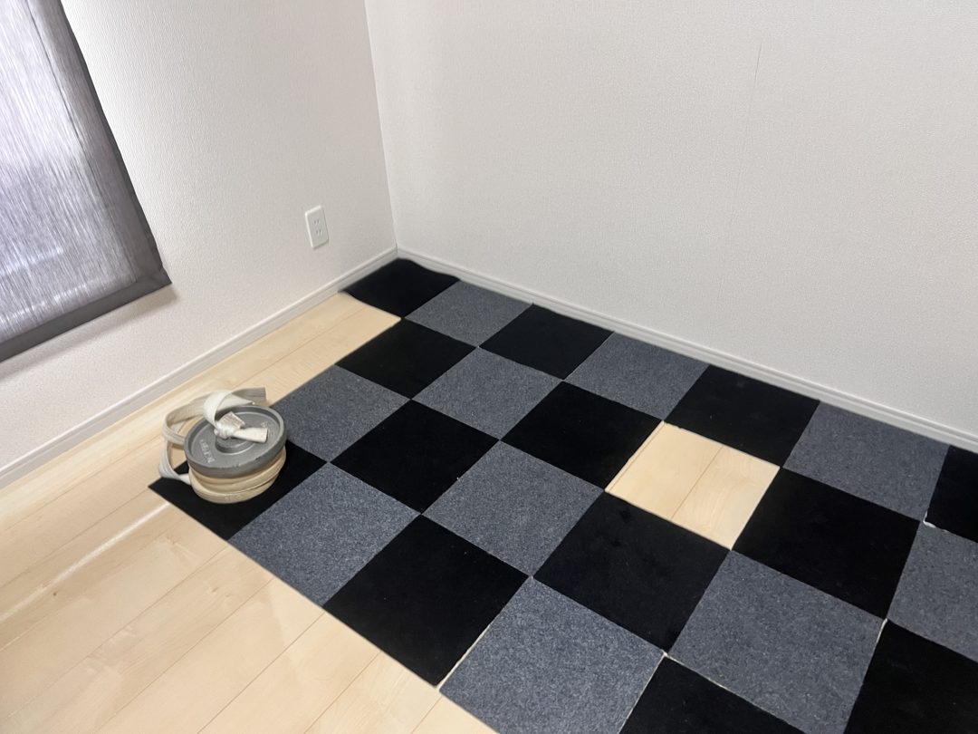 運び込む前の部屋。タイルカーペットが敷いてある